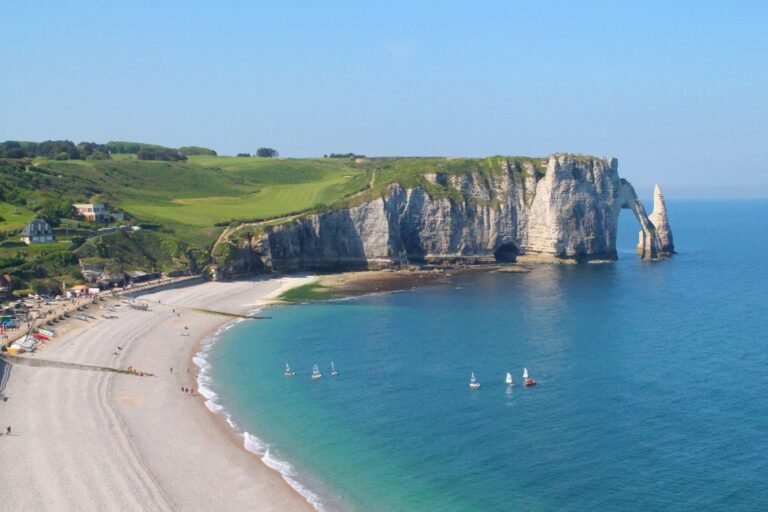 DOSSIER SPÉCIAL ÉTÉ – L’histoire des plages de France. Épisode 12 : Étretat, des falaises légendaires