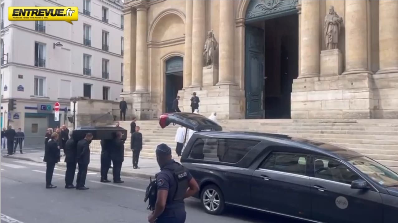 VIDÉO - Obsèques de Thierry Ardisson: le cercueil de l’animateur, entièrement noir, a été applaudi. Pluie de stars à Saint-Roch