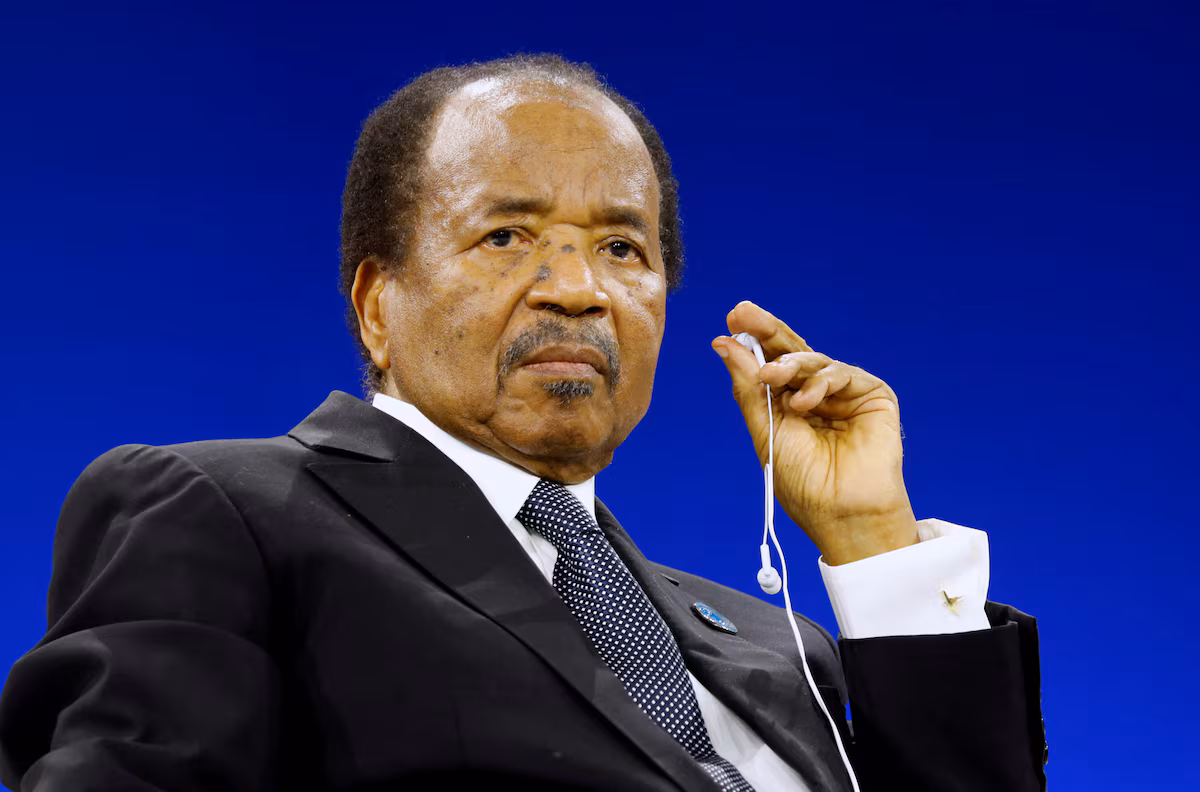 Paul Biya réélu pour un huitième mandat au Cameroun, des tirs signalés devant le domicile de l’opposant Tchiroma (AP)