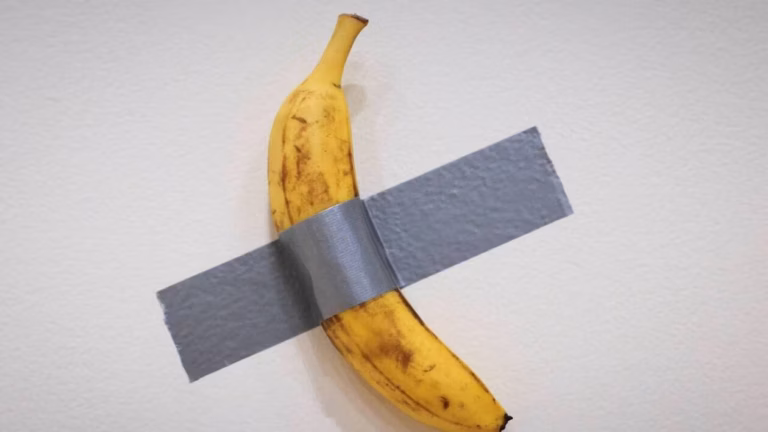 À Metz, un visiteur croque la banane millionnaire de Maurizio Cattelan
