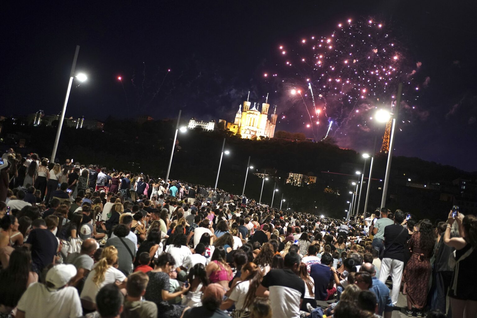 Fêtes du 14 juillet : le renseignement territorial redoute des violences dans plusieurs quartiers sensibles en marge des festivités
