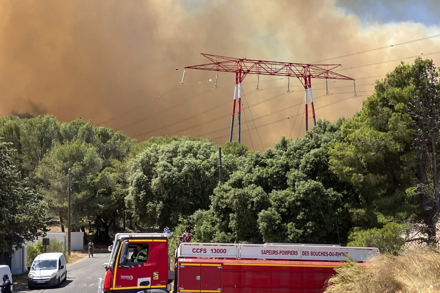 Incendie près de Marseille: une situation sous tension. Les habitants de certains arrondissements confinés