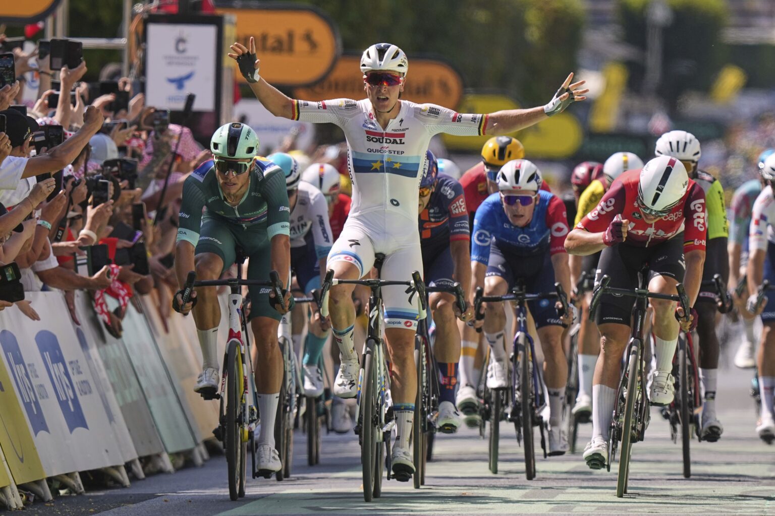 Tour de France 2025: Tim Merlier s’impose au sprint à Châteauroux, Van der Poel repris à 800 mètres de l’arrivée