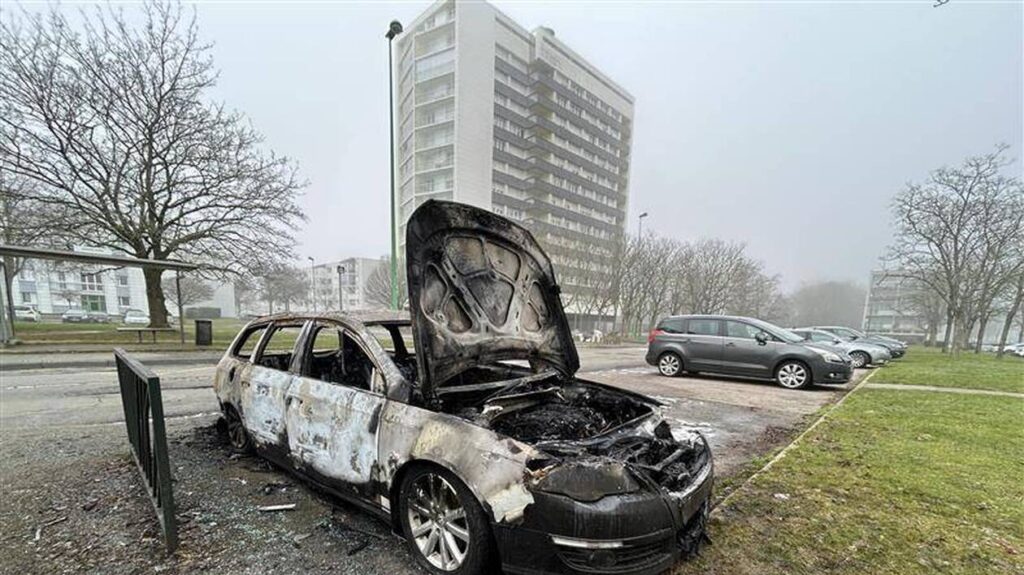 Alençon : une nouvelle voiture en flammes, la série noire continue Alençon : une nouvelle voiture en flammes, la série noire continue