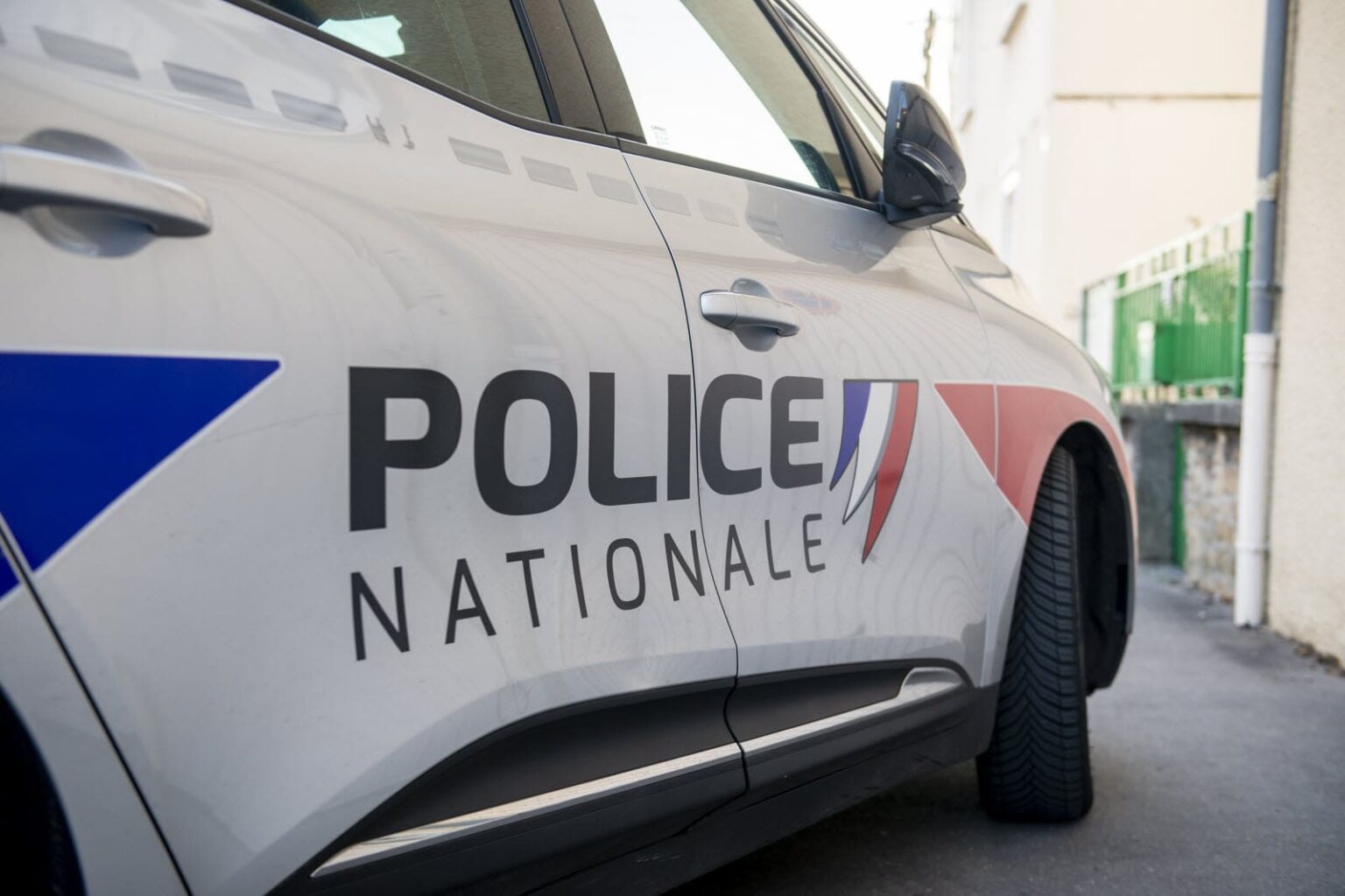 Alès : un bar criblé de balles, un riverain échappe de peu au drame