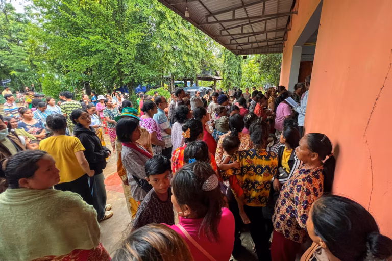 Après le cessez-le-feu, les réfugiés cambodgiens espèrent rentrer chez eux mais restent sur leurs gardes