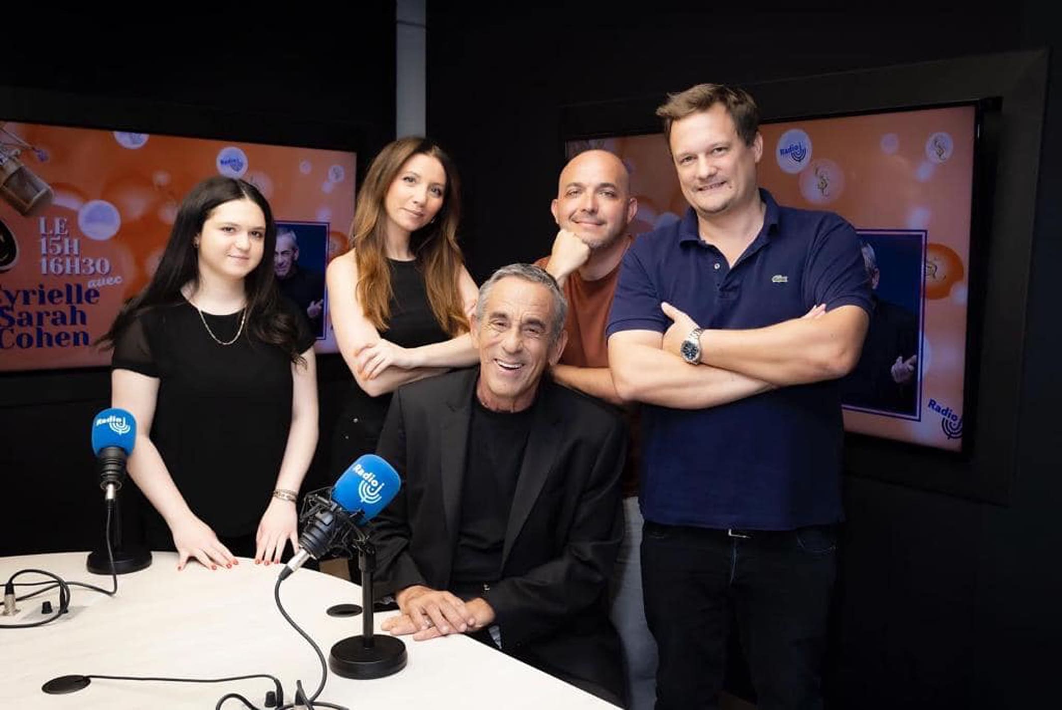 Thierry Ardisson, entouré de Nina Azoulay, Cyrielle Sarah Cohen, Joseph Agostini et Jérôme Goulon