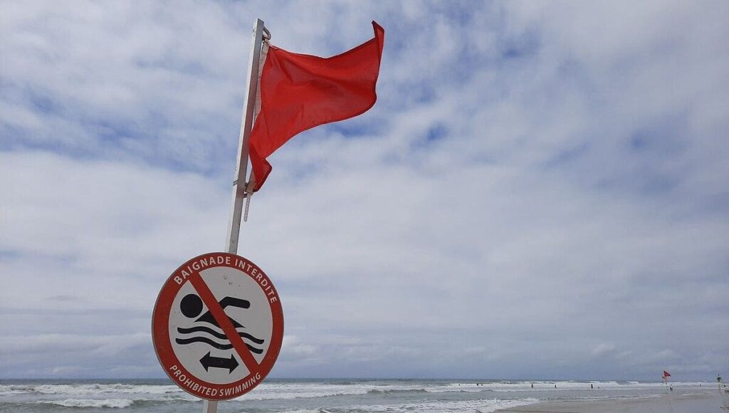 Baïnes : alerte rouge sur les plages du sud-ouest, la baignade sous haute surveillance