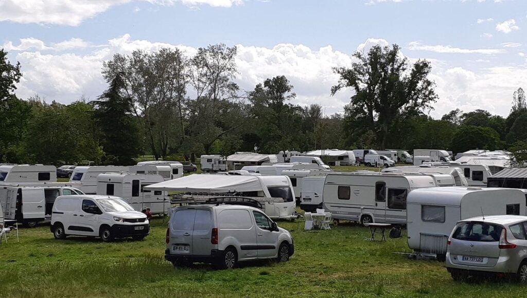Biscarrosse : 200 caravanes s’installent illégalement sur le site de l’aérodrome