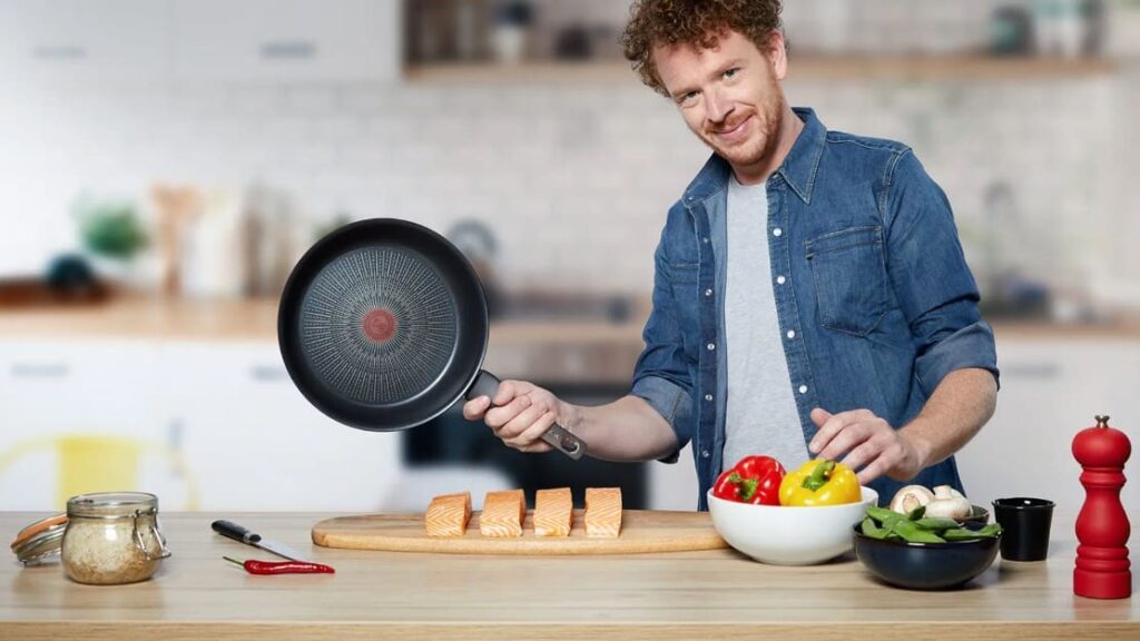 Santé publique - Des poêles en Téflon qui donnent le cancer ? SEB et Tefal visés par une plainte pour pratiques commerciales trompeuses