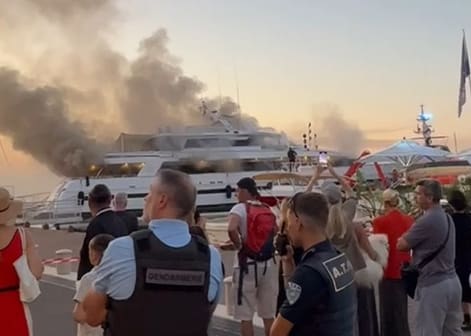 VIDÉO - Incendie sur un yacht à Saint-Tropez: le Sea Lady II, qui se loue 80.000€ la semaine, ravagé par les flammes