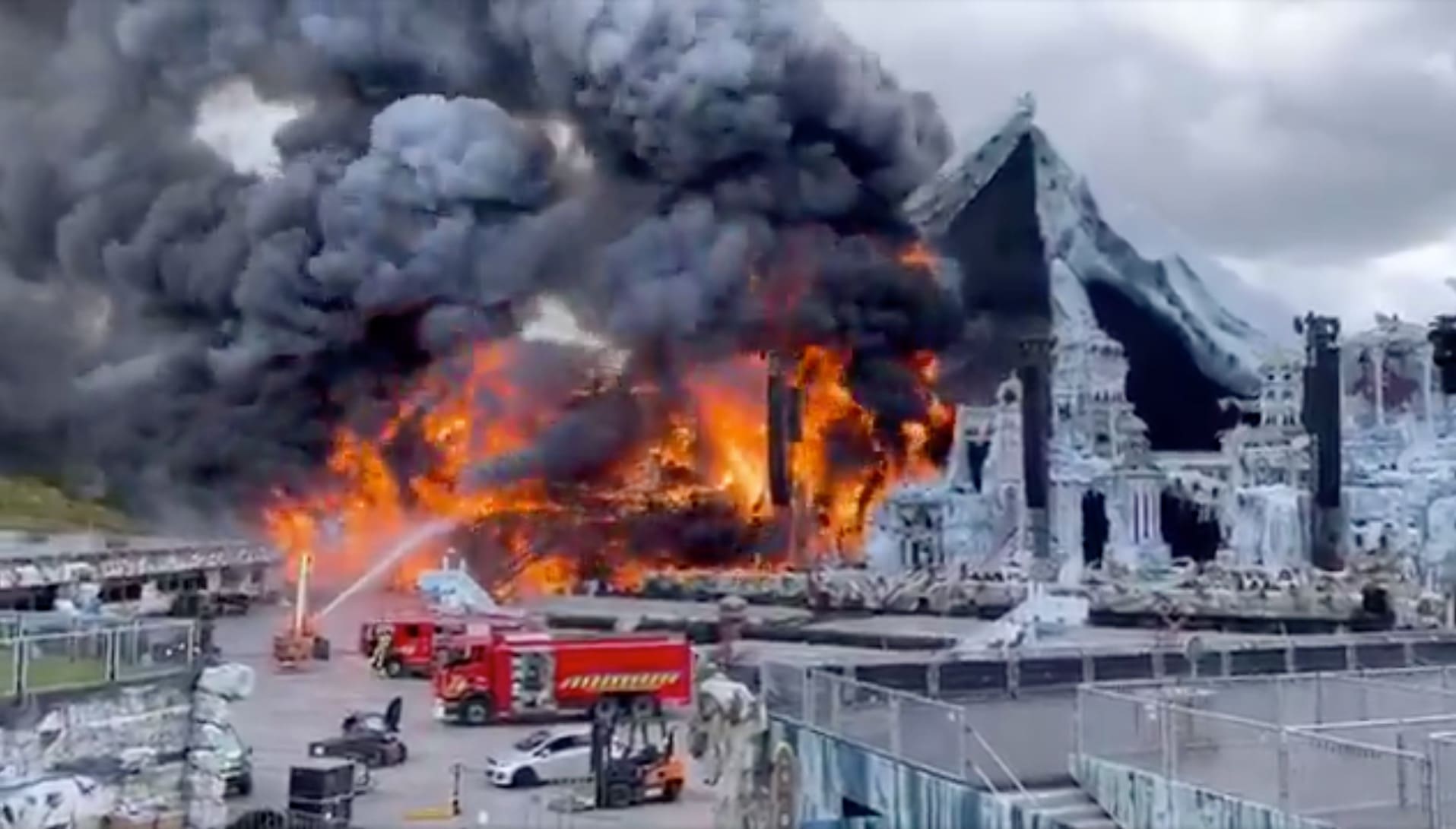 VIDÉO - Un incendie géant ravage la scène de Tomorrowland