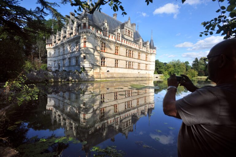 Crues, sécheresses, affaissements : les châteaux de la Loire vacillent sous le climat