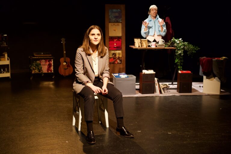 « La Tête ailleurs » : quand le deuil se transforme en comédie musicale intérieure