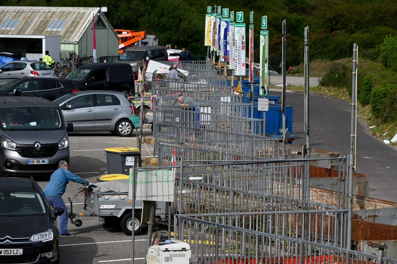 Déchetteries : des barrières contre les chutes, des usagers en difficulté