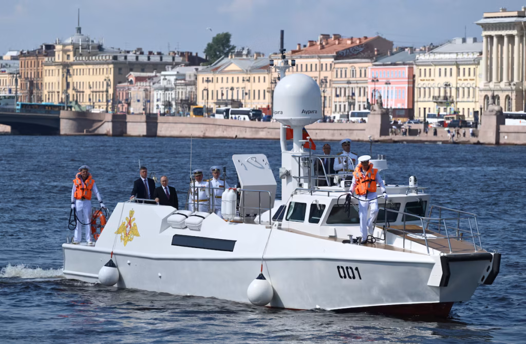 Des drones ukrainiens visent Saint-Pétersbourg alors que Poutine célèbre une Journée de la Marine réduite