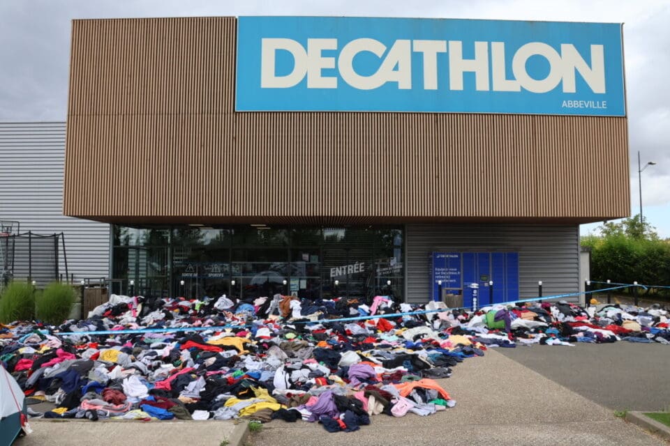 Des montagnes de vêtements déposés devant les magasins Kiabi, Decathlon ou Okaïdi