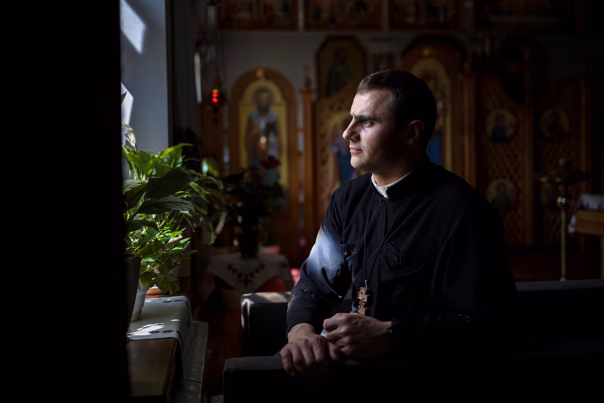 Des prêtres et religieuses catholiques ukrainiens soutiennent les fidèles déplacés par l’occupation russe