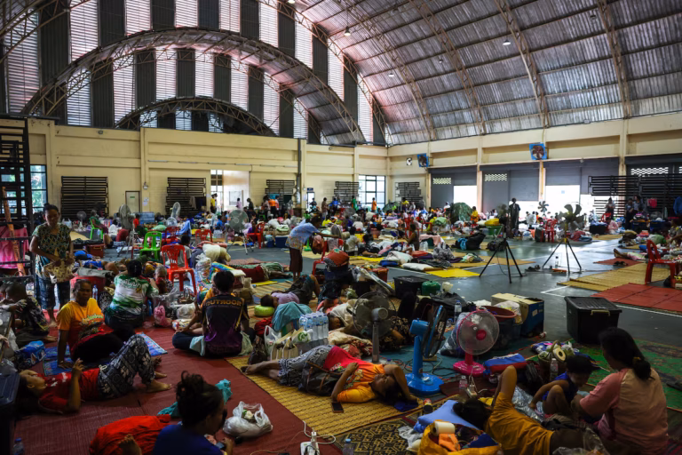 Des tirs d’artillerie entre la Thaïlande et le Cambodge forcent des familles à fuir : « On a couru vers le bunker »