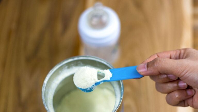 Du dioxyde de titane dans le lait maternel : une contamination généralisée et inquiétante