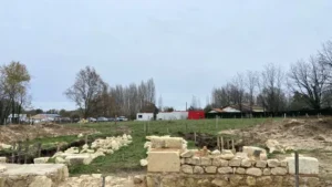 En Gironde : un chantier immobilier suspendu, des vestiges médiévaux refont surface