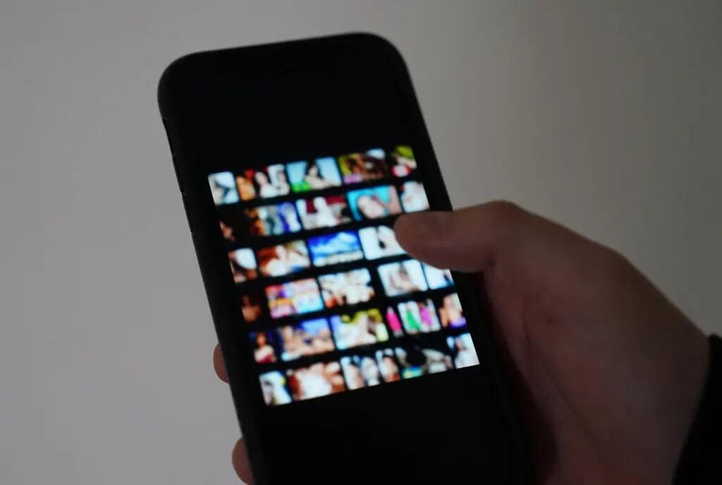 Espagne : un adolescent de 17 ans soupçonné d’avoir créé et vendu des images nues truquées de ses camarades avec l’IA