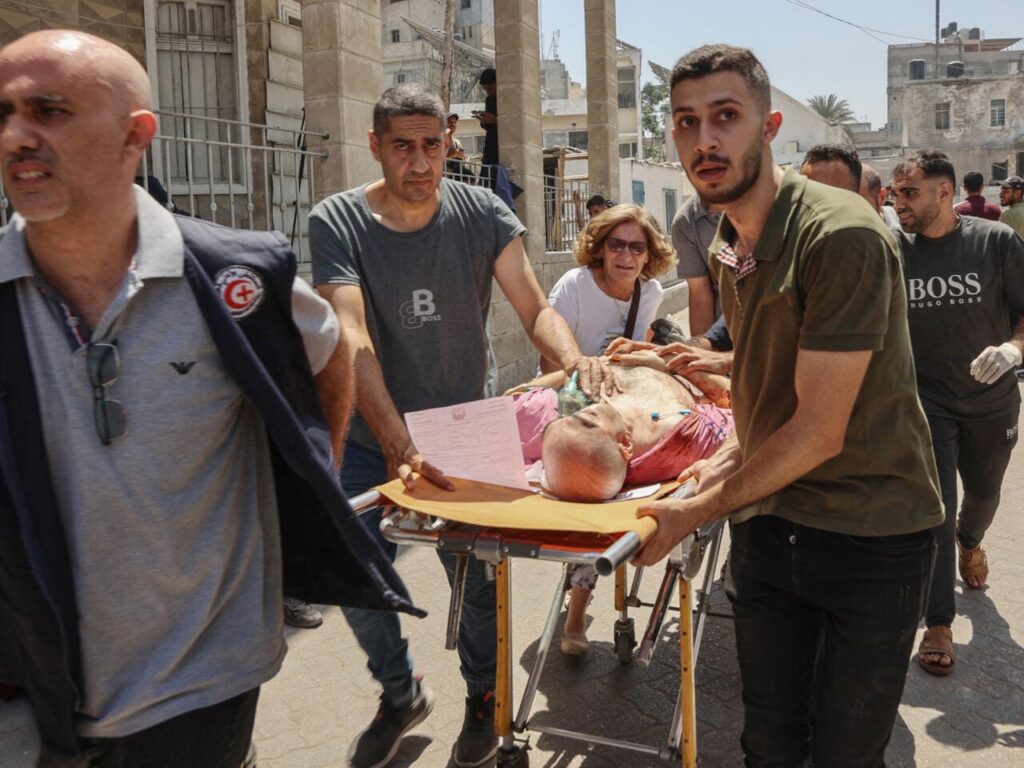 Gaza : une frappe israélienne touche une église liée au pape François, 27 morts dans une journée sanglante