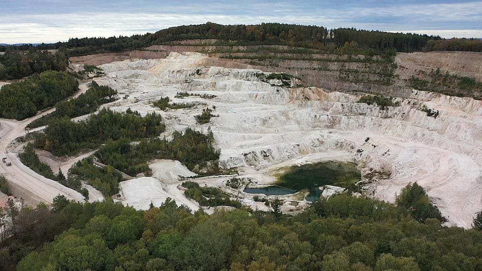 Gisement de lithium à Échassières : des réserves colossales mais une mise en exploitation retardée