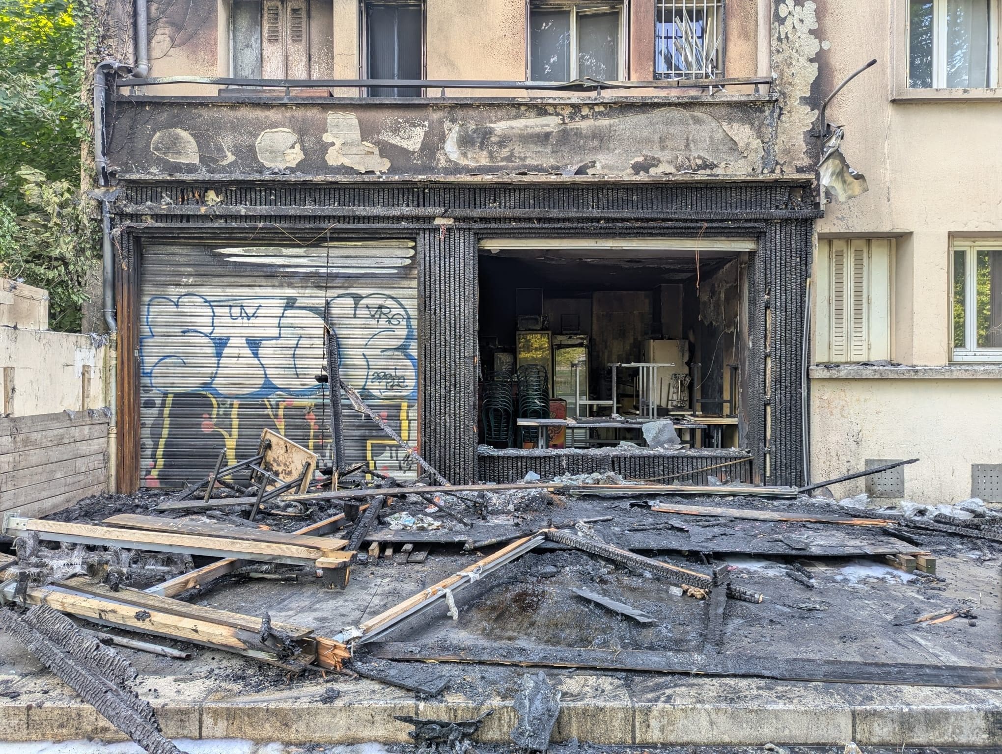 Grenoble : que sait-on du bar visé par une voiture-bélier hier matin