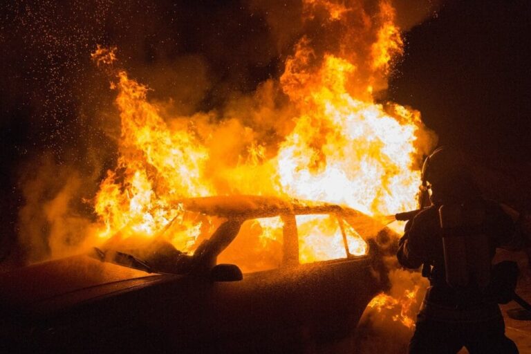 Incendie en série à La Ferté-Macé : une dizaine de voitures détruites après le feu d’artifice