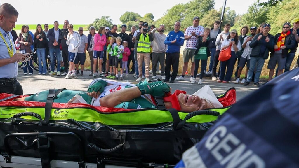VIDÉO - Tour de France: Jasper Philipsen, premier maillot jaune, abandonne après une lourde chute dans la troisième étape