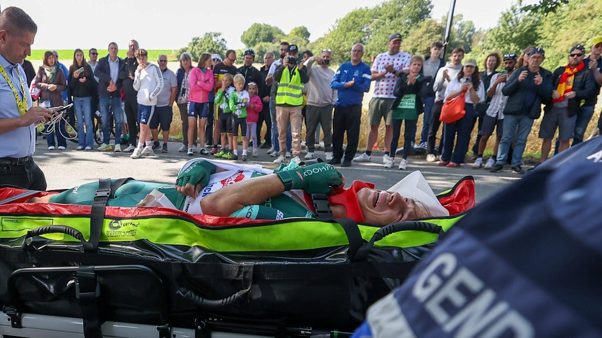 VIDÉO - Tour de France: Jasper Philipsen, premier maillot jaune, abandonne après une lourde chute dans la troisième étape