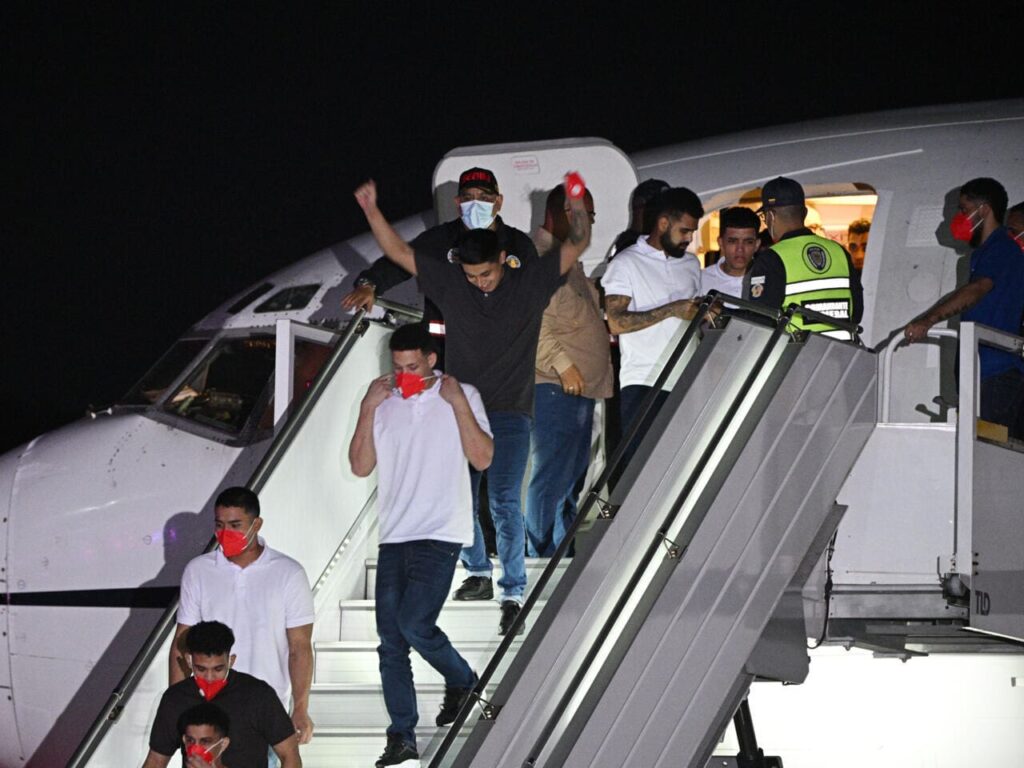 « Je suis libre maintenant » : des migrants vénézuéliens libérés d’une prison au Salvador retrouvent leurs proches