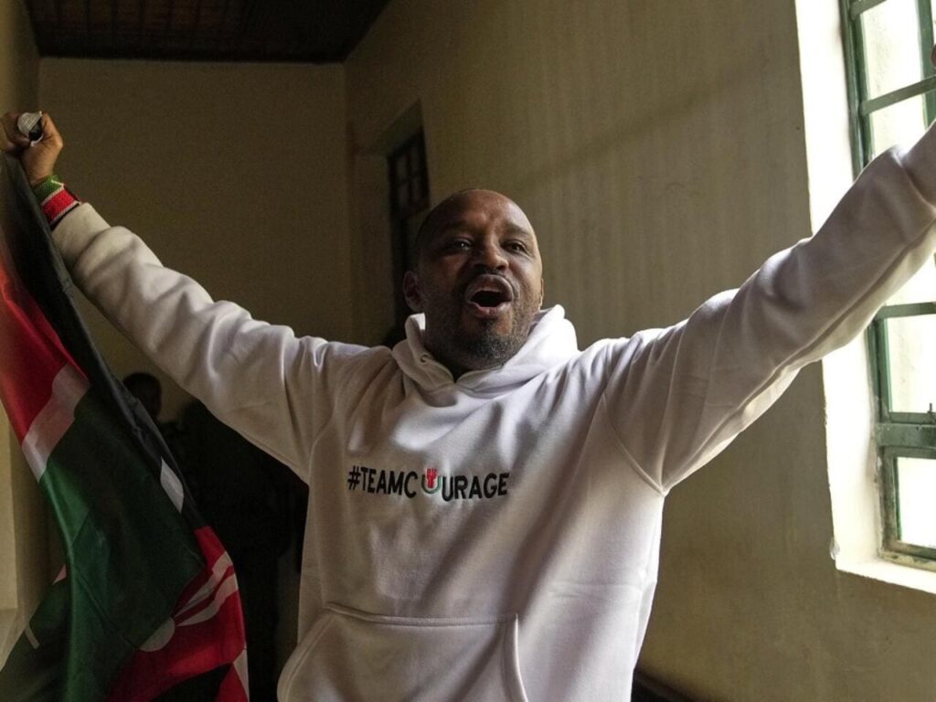 Kenya : le militant Boniface Mwangi libéré sous caution après des accusations controversées