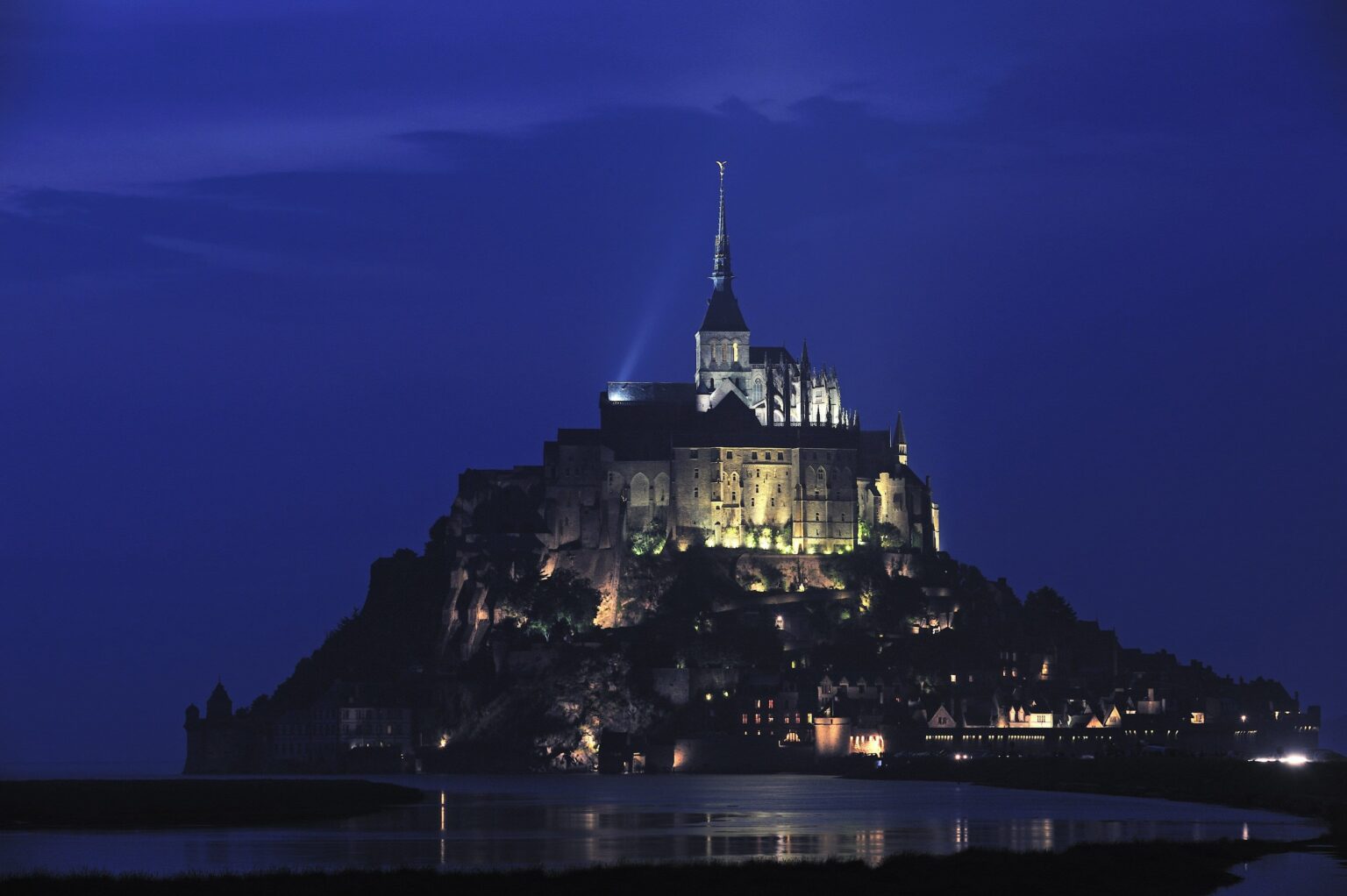 La baie du Mont-Saint-Michel plongée ce soir dans le noir pour une nuit céleste