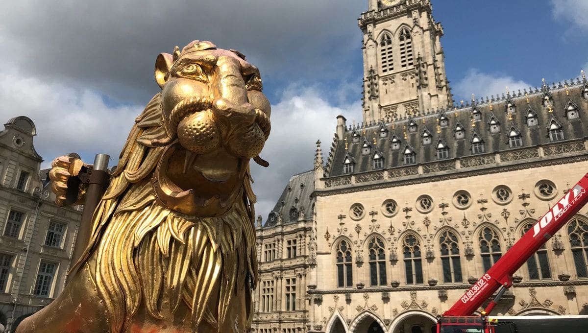 Le lion d’or d’Arras décroché du beffroi pour une restauration exceptionnelle