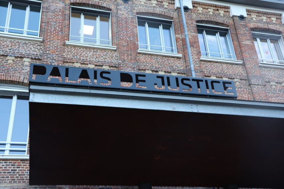 Lisieux : deux ans ferme pour un grand-père reconnu coupable d’agressions sexuelles sur sa petite-fille