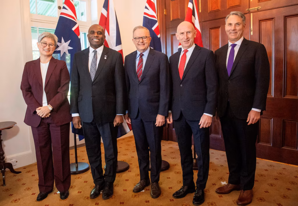 Londres et Canberra renforcent leur alliance militaire et économique dans le cadre d’AUKUS
