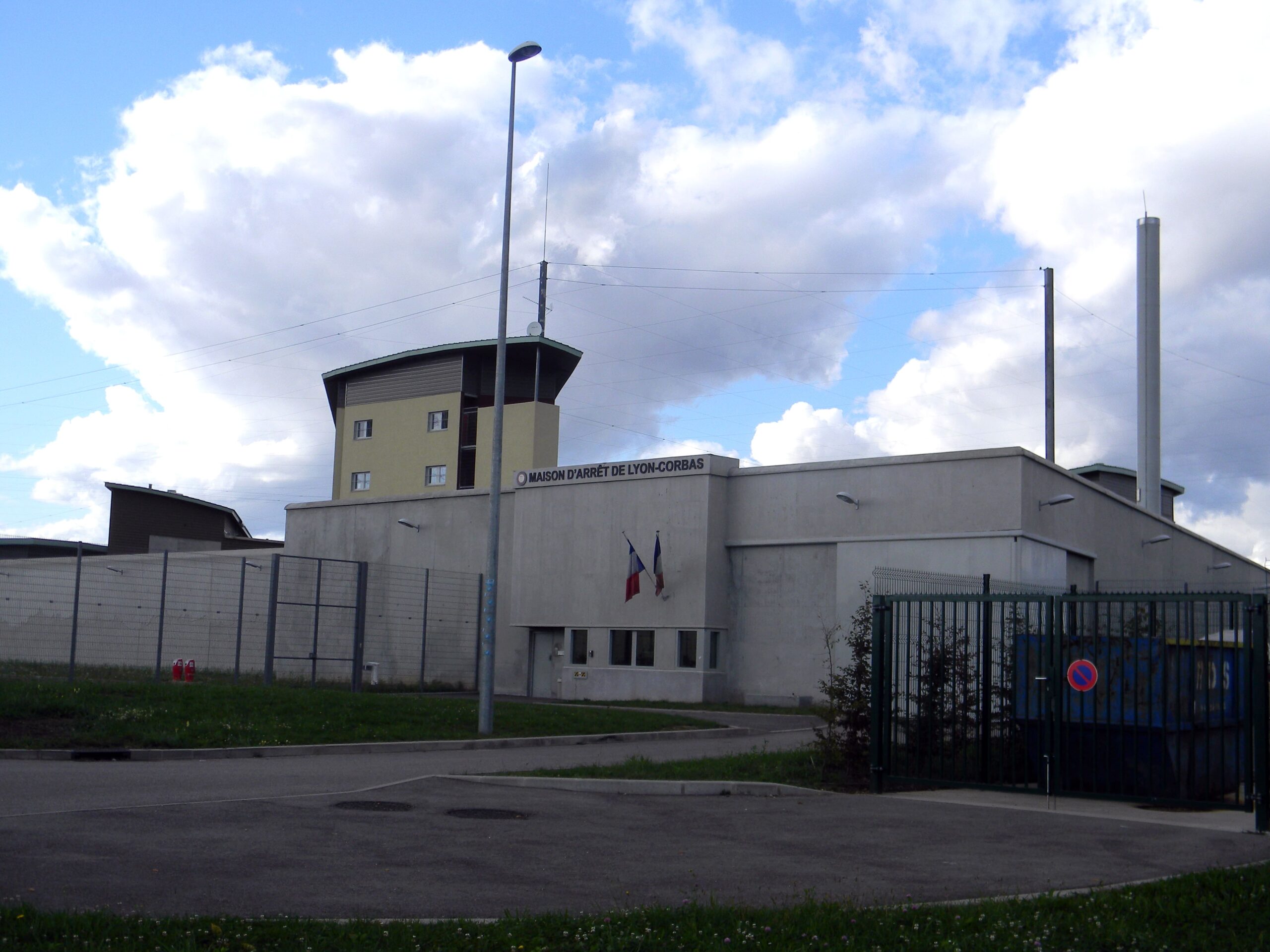 Lyon-Corbas : une surveillante mise en examen après l’évasion spectaculaire d’un détenu caché dans un sac à linge