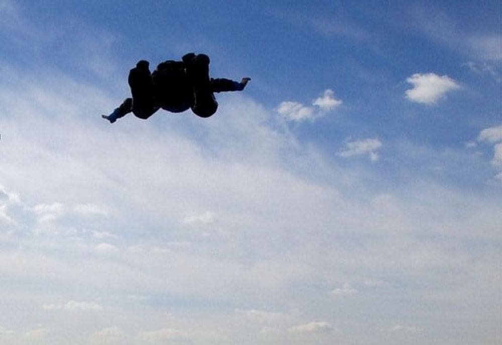 Mort d’un base-jumpeur à Arville : saut fatal depuis une éolienne