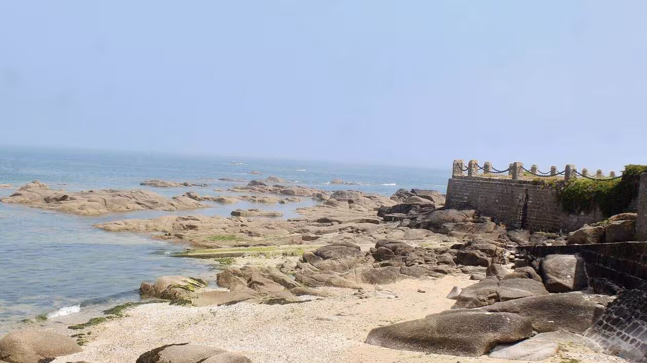 Mystère à Barfleur : une vacancière brésilienne retrouvée morte sur les rochers