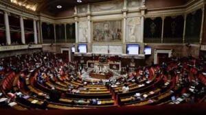 Non, les députés ne prennent pas 45 jours de vacances l’été