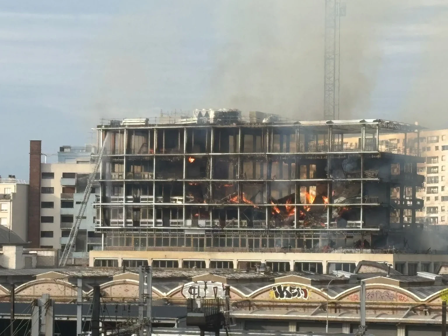 Paris : un immeuble en chantier ravagé par un incendie rue du Charolais