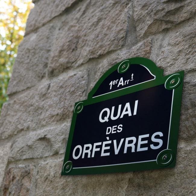 Plaques de rues parisiennes : une pétition contre la disparition silencieuse d’un patrimoine