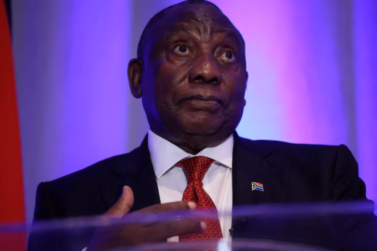 Ramaphosa limoge une ministre pour calmer les tensions au sein de la coalition gouvernementale
