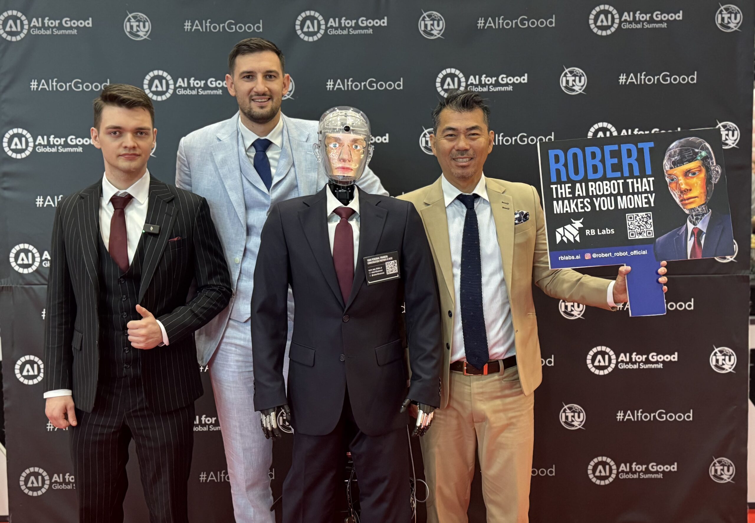 De gauche à droite : Robin Krambroeckers , Metodi Dimitrov , Robert the Robot, Lin Dayen-Hsu