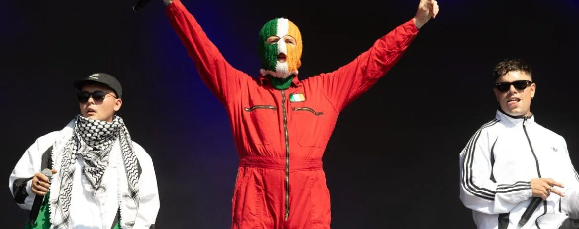 Royaume-Uni : l’un des membres du groupe de rap irlandais Kneecap voit son procès pour terrorisme annulé