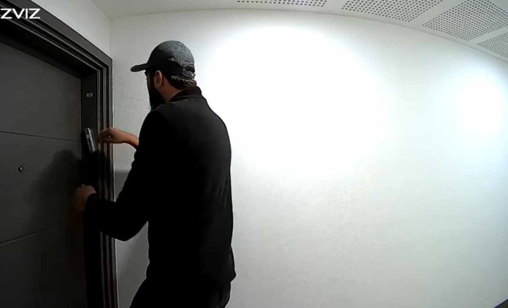 Saint-Maurice : mézouzas arrachées et voitures dégradées, un jeune homme s’attaque à une résidence juive