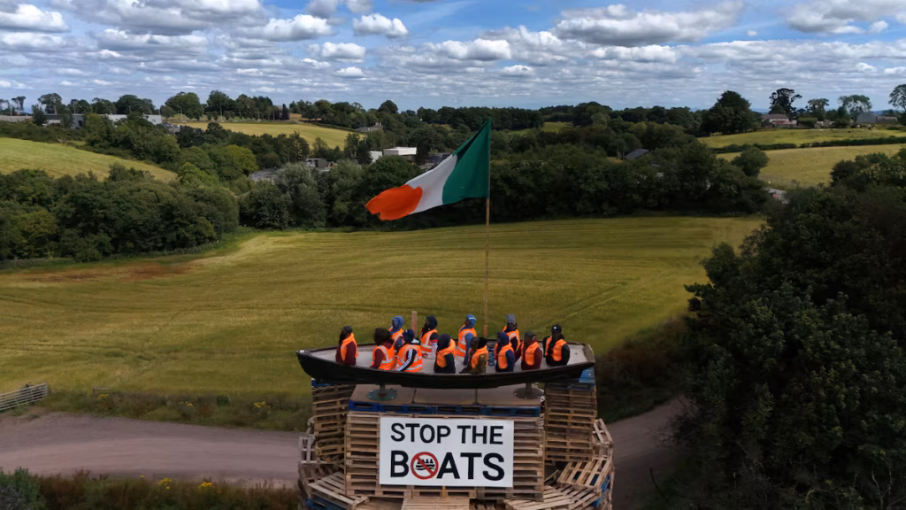 Scandale en Irlande du Nord : des effigies de migrants brûlées sur un bûcher loyaliste