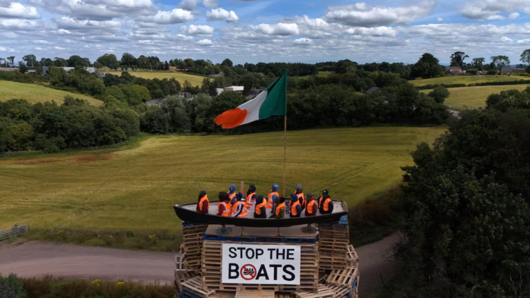Scandale en Irlande du Nord : des effigies de migrants brûlées sur un bûcher loyaliste